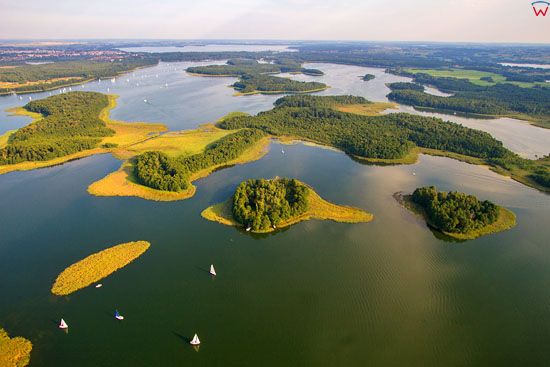 Mazury, Jezioro Kisajno z wyspami. EU, PL, Warm-Maz. LOTNICZE.