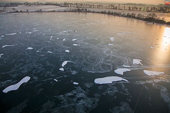 Jezioro Wielochowskie skute lodem. EU, Pl, Warm-Maz, Lotnicze.