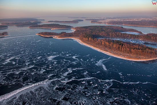 Jezioro Kisajno w zimowej scenerii. EU, PL, Warm-Maz. Lotnicze.