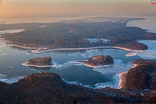 Jezioro Kisajno w zimowej scenerii z panorama na Feludzki Borek. EU, PL, Warm-Maz. Lotnicze.