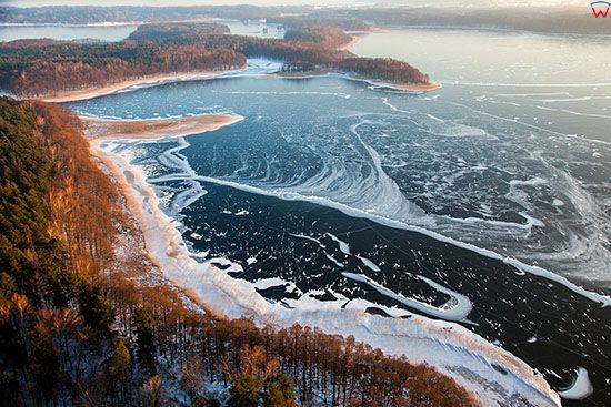 Jezioro Kisajno w zimowej scenerii. EU, PL, Warm-Maz. Lotnicze.