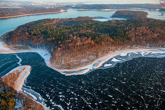 Jezioro Kisajno w zimowej scenerii z panorama na Duzy Ostrow. EU, PL, Warm-Maz. Lotnicze.