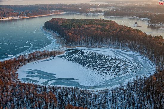 Jezioro Kisajno w zimowej scenerii z panorama na Zatoke. EU, PL, Warm-Maz. Lotnicze.