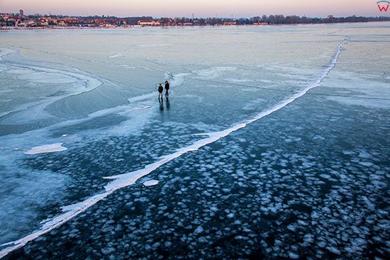 Jezioro Niegocin, spacer po tafli lodu w okolicy Gizycka. EU, PL, Warm-Maz. Lotnicze.