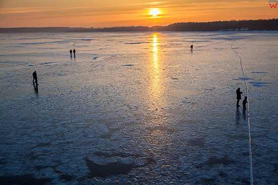 Jezioro Niegocin, spacer po tafli lodu w okolicy Gizycka. EU, PL, Warm-Maz. Lotnicze.