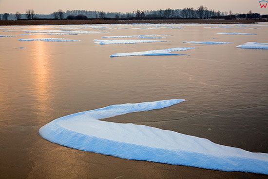 Jezioro Kinkajmskie, czapy sniegu uformowane na tafli lodu. EU, PL, Warm-Maz.