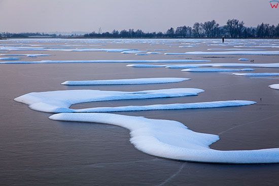 Jezioro Kinkajmskie, czapy sniegu uformowane na tafli lodu. EU, PL, Warm-Maz.