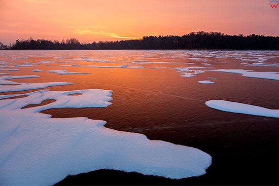 Jezioro Kinkajmskie, zachodzace slonce odbijajace sie od tafli lodu tworzy niecodzienne widowisko. EU, PL, Warm-Maz.