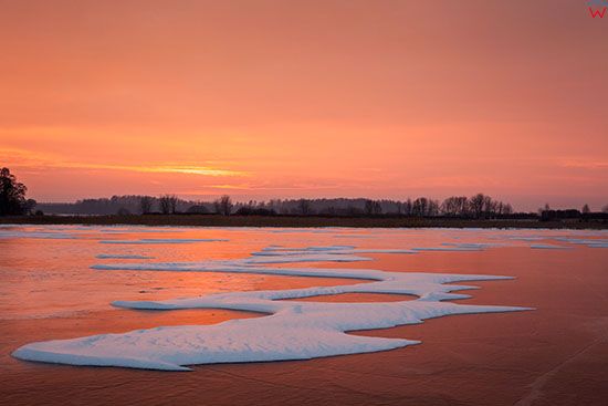 Jezioro Kinkajmskie, zachodzace slonce odbijajace sie od tafli lodu tworzy niecodzienne widowisko. EU, PL, Warm-Maz.