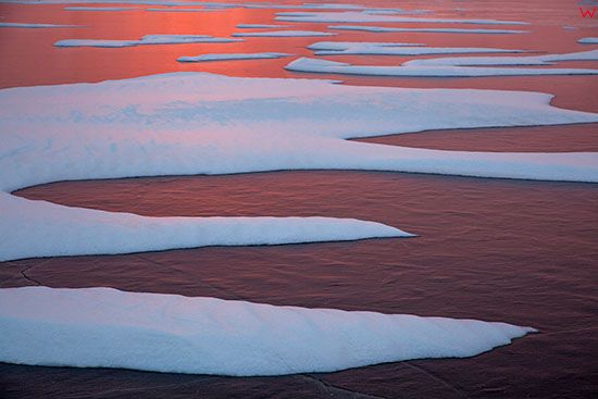 Jezioro Niegocin, zachodzace slonce odbijajace sie od tafli lodu tworzy niecodzienne widowisko. EU, PL, Warm-Maz.
