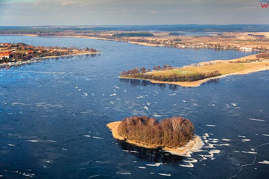 Jezioro Talty pokryte lodem. EU, Pl, Warm-Maz. Lotnicze.