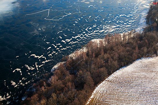 Jezioro Talty pokryte lodem. EU, Pl, Warm-Maz. Lotnicze.