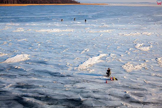 Jezioro Sniardwy zimowa pora, wedkarze lowiacy na tafli lodu. EU, Pl, Warm-Maz. Lotnicze.