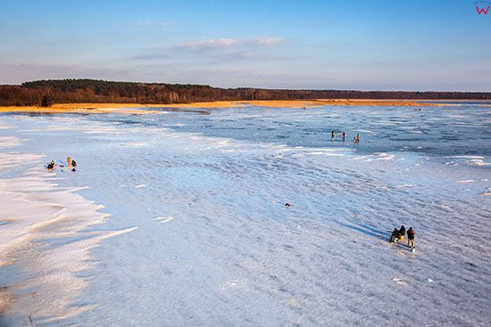 Jezioro Sniardwy zimowa pora, wedkarze lowiacy na tafli lodu. EU, Pl, Warm-Maz. Lotnicze.