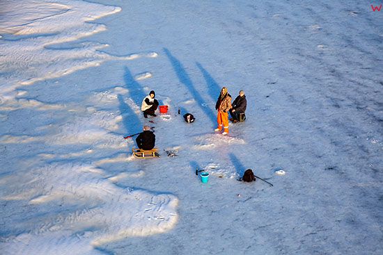 Jezioro Sniardwy zimowa pora, wedkarze lowiacy na tafli lodu. EU, Pl, Warm-Maz. Lotnicze.