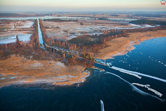 Kanal Talcki laczacy jeziora Talty i Taltowisko w zimowej scenerii. EU, Pl, Warm-Maz. Lotnicze.