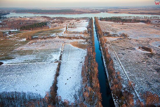 Kanal Talcki laczacy jeziora Talty i Taltowisko w zimowej scenerii. EU, Pl, Warm-Maz. Lotnicze.