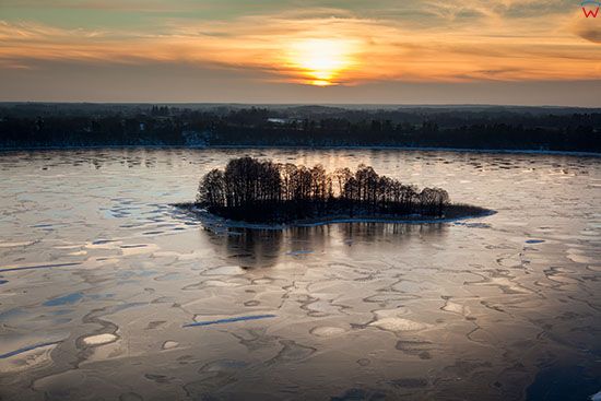 Jezioro Talty, zachod slonca nad zamarznietym jeziorem. EU, Pl, Warm-Maz. Lotnicze.