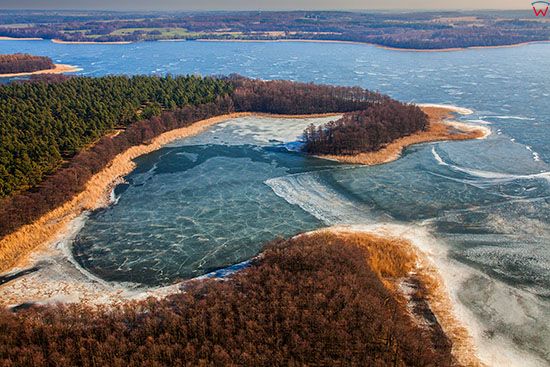 Jezioro Jeziorak pokryte tafla lodu. EU, PL, Warm-Maz. Lotnicze.