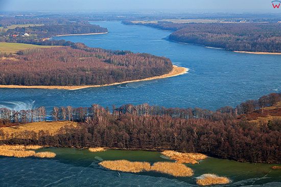 Jezioro Jeziorak pokryte tafla lodu. EU, PL, Warm-Maz. Lotnicze.