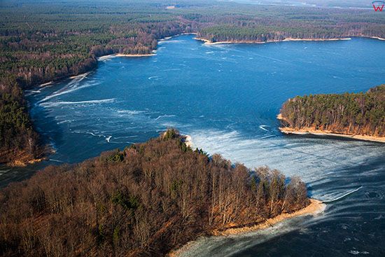 Jezioro Jeziorak, zatoka Widlagi pokryta lodem. EU, PL, Warm-Maz. Lotnicze.