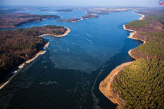 Jezioro Jeziorak pokryte warstwa lodu. EU, PL, Warm-Maz. Lotnicze.