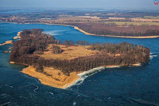 Jezioro Jeziorak, Wyspa Krowia zimowa pora. EU, PL, Warm-Maz. Lotnicze.