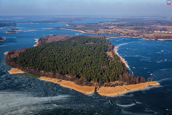Jezioro Jeziorak, Wyspa Bukowiec w zimowej scenerii. EU, PL, Warm-Maz. Lotnicze.