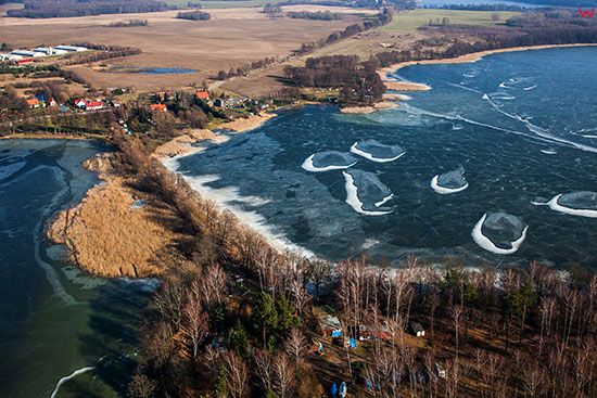 Jezioro Jeziorak droga laczaca Wyspe Bukowiec z ladem. EU, PL, Warm-Maz. Lotnicze.