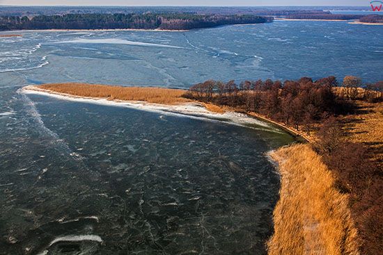 Jezioro Jeziorak pokryte lodem. EU, PL, Warm-Maz. Lotnicze.