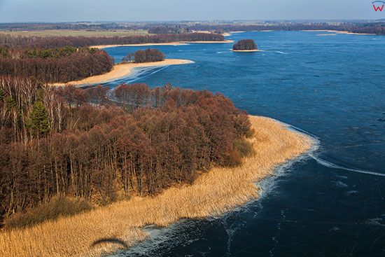Jezioro Jeziorak pokryte lodem. EU, PL, Warm-Maz. Lotnicze.
