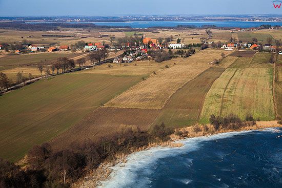 Jezioro Jeziorak z panorama na wies Dobrzyki. EU, PL, Warm-Maz. Lotnicze.