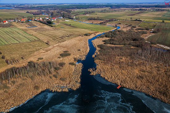 Kanal Dobrzycki laczacy jezioro Jeziorak z jeziorem Ewingi. EU, PL, Warm-Maz. Lotnicze.