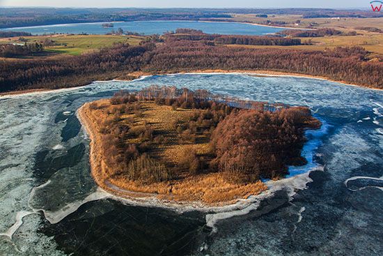 Jezioro Rzucewo Male pokryte lodem. EU, PL, Warm-Maz. Lotnicze.