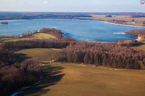 Jezioro Rzucewo Wielkie pokryte lodem. EU, PL, Warm-Maz. Lotnicze.