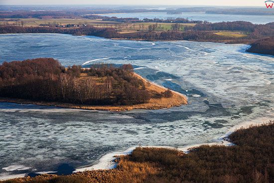 Jezioro Rzucewo Male pokryte lodem. EU, PL, Warm-Maz. Lotnicze.
