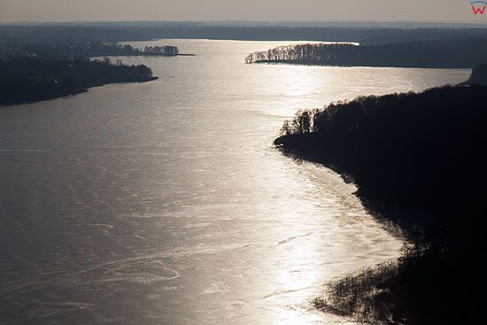 Jezioro Jeziorak pokryte warstwa lodu. EU, PL, Warm-Maz. Lotnicze.