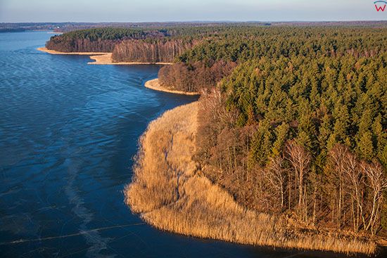 Jezioro Jeziorak pokryte warstwa lodu EU, PL, Warm-Maz. Lotnicze.