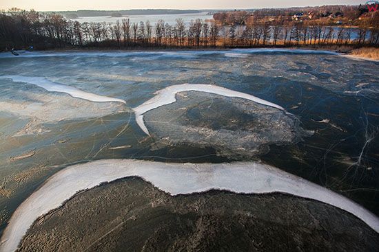 Jezioro Jeziorak, droga laczaca wyspe Bukowiec z ladem. EU, PL, Warm-Maz. Lotnicze.