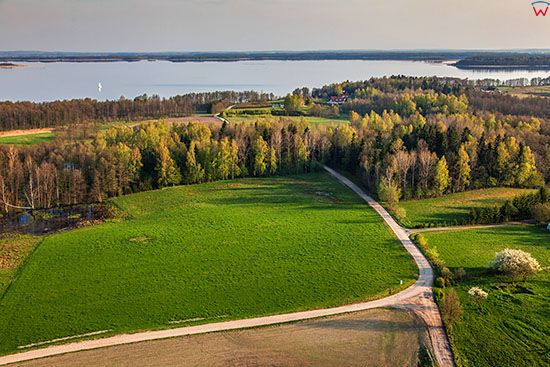 Ruska Wies z panorama na jezioro Mamry. EU, Pl, Warm-Maz. Lotnicze.