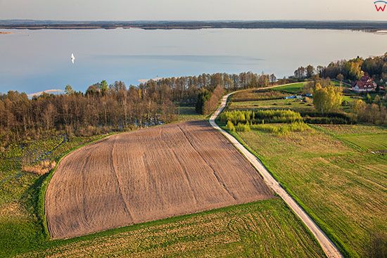 Ruska Wies z panorama na jezioro Mamry. EU, Pl, Warm-Maz. Lotnicze.