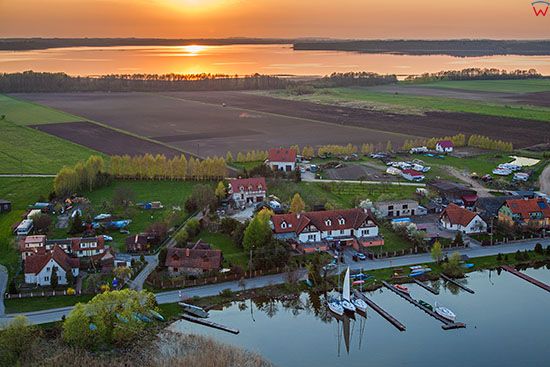 Kal, wies polozona na Polwyspie Kalskim miedzy jeziorem Swiecajty i Mamry. EU, Pl, Warm-Maz. Lotnicze.