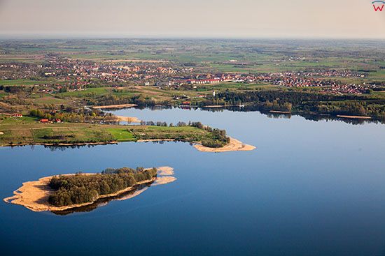 Jezioro Swiecajty, panorama na Wegorzewo, n/z widoczna Wyspa Kocia. EU, Pl, Warm-Maz. Lotnicze.