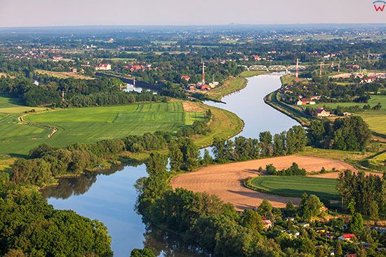Odra, rzeka na odcinku Kedzierzyna - Kozla. EU, Pl, Opolskie. Lotnicze.