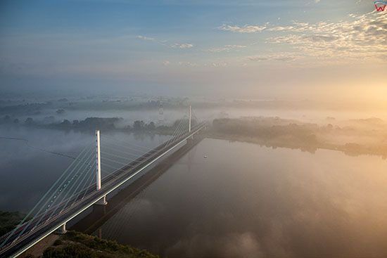 Plock, Most Solidarnosci w porannej mgle. EU, PL, Mazowieckie. Lotnicze.