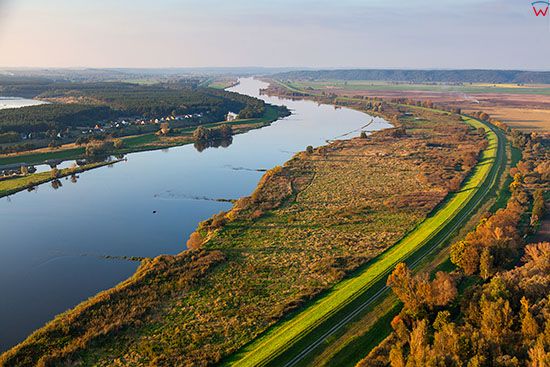 Odra, rzeka na wysokosci Cedyni i niemieckiego Hohensaaten. EU, Pl, Lubuskie. Lotnicze.