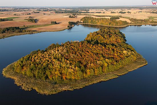 Jezioro Sowica, polozone kolo Prabut. EU, PL, Pomorskie. Lotnicze.