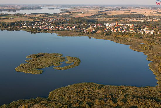 Jezioro Liwieniec i miasto Prabuty. EU, PL, Pomorskie. Lotnicze.