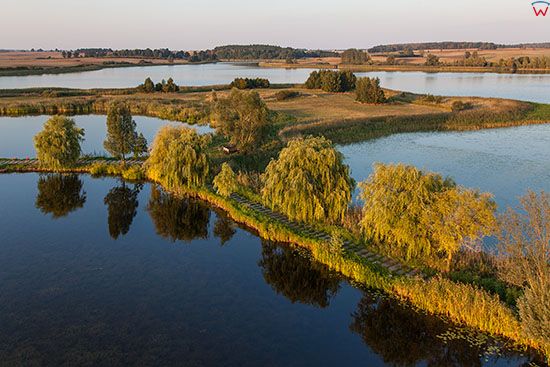 Rodnowo Male, stawy rybne nad jeziorem Dziezgon. EU, PL, Pomorskie. Lotnicze.