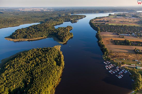 Jeziorak, jezioro z fragmentem Wyspy Wielka Zulawa. EU, PL, Warm-Maz. Lotnicze.